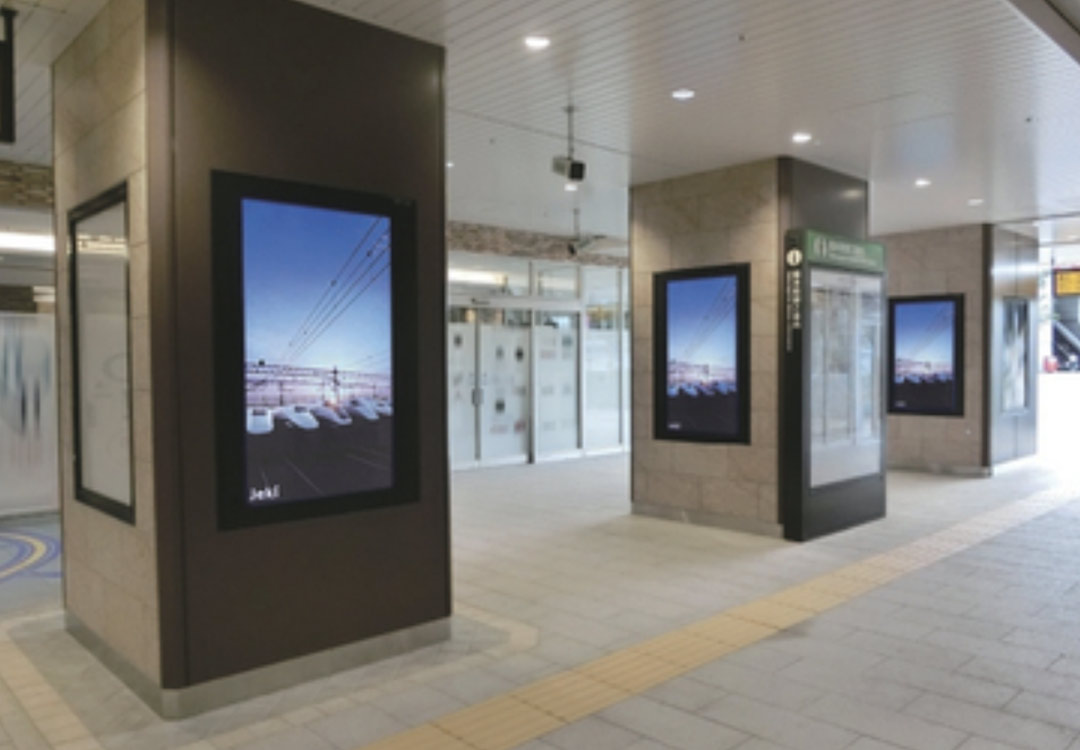 JR桜木町駅 J・ADビジョン | オーマッチ | 国内最大級の広告